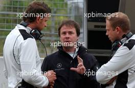 02.09.2006 Zandvoort, The Netherlands,  Gerhard Ungar (GER), Chief Designer AMG talking to two of his engineers. - DTM 2006 at Zandvoort, The Netherlands (Deutsche Tourenwagen Masters)