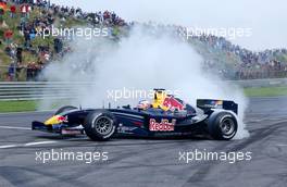 03.09.2006 Zandvoort, The Netherlands,  Robert Doornbos (NED), Red Bull Racing F1 driver performing a doughnut on the straight during the Red Bull demo. - DTM 2006 at Zandvoort, The Netherlands (Deutsche Tourenwagen Masters)