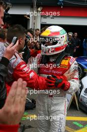 03.09.2006 Zandvoort, The Netherlands,  Tom Kristensen (DNK), Audi Sport Team Abt Sportsline, Portrait, being congratulated by his team - DTM 2006 at Zandvoort, The Netherlands (Deutsche Tourenwagen Masters)