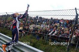 03.09.2006 Zandvoort, The Netherlands,  Robert Doornbos (NED), Red Bull Racing F1 driver throwing his handgloves into the crowd during the Red Bull demo. - DTM 2006 at Zandvoort, The Netherlands (Deutsche Tourenwagen Masters)
