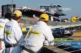 13.10.2006 Le Mans, France,  Trackmarshals watching the DTM cars on the track. - DTM 2006 at Le Mans Bugatti Circuit, France (Deutsche Tourenwagen Masters)