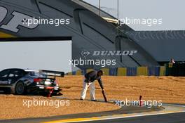 13.10.2006 Le Mans, France,  Marshalls were dangerously close to the track while replacing the curve cones everytime they were knocked over by the cars - DTM 2006 at Le Mans Bugatti Circuit, France (Deutsche Tourenwagen Masters)