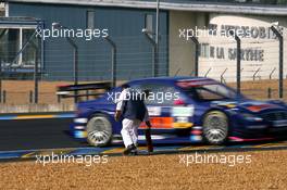 13.10.2006 Le Mans, France,  Marshalls were dangerously close to the track while replacing the curve cones everytime they were knocked over by the cars - DTM 2006 at Le Mans Bugatti Circuit, France (Deutsche Tourenwagen Masters)