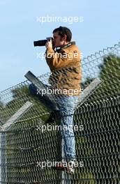13.10.2006 Le Mans, France,  Enthusiastic French fan climbed high in the fences to get some pictures of the DTM cars. - DTM 2006 at Le Mans Bugatti Circuit, France (Deutsche Tourenwagen Masters)