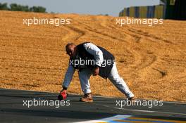 13.10.2006 Le Mans, France,  Marshalls were replacing the curve cones everytime they were knocked over by the cars - DTM 2006 at Le Mans Bugatti Circuit, France (Deutsche Tourenwagen Masters)