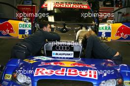 14.10.2006 Le Mans, France,  Audi mechanics working on the car of Mattias Ekström (SWE), Audi Sport Team Abt Sportsline, Audi A4 DTM - DTM 2006 at Le Mans Bugatti Circuit, France (Deutsche Tourenwagen Masters)