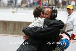 14.10.2006 Le Mans, France,  Alexandros Margaritis (GRC), Persson Motorsport AMG-Mercedes, Portrait, being congratulated by his mechanics with his good qualifying performance - DTM 2006 at Le Mans Bugatti Circuit, France (Deutsche Tourenwagen Masters)