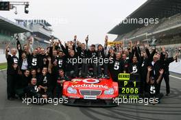 15.10.2006 Le Mans, France,  HWA AMG Mercedes, championship winning team, with Bernd Schneider (GER), AMG-Mercedes, new 2006 DTM champion - DTM 2006 at Le Mans Bugatti Circuit, France (Deutsche Tourenwagen Masters)