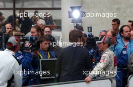 15.10.2006 Le Mans, France,  Bernd Schneider (GER), AMG-Mercedes, AMG-Mercedes C-Klasse being interviewed live for the ARD German television. - DTM 2006 at Le Mans Bugatti Circuit, France (Deutsche Tourenwagen Masters)