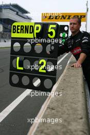 15.10.2006 Le Mans, France,  Mercedes mechanic showing Bernd Schneider (GER), AMG-Mercedes, the pitboard with 5th place, meaning he will the new 2006 DTM champion - DTM 2006 at Le Mans Bugatti Circuit, France (Deutsche Tourenwagen Masters)