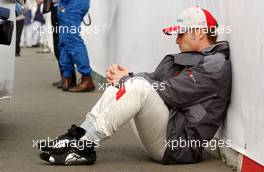 15.10.2006 Le Mans, France,  Tom Kristensen (DNK), Audi Sport Team Abt Sportsline, Audi A4 DTM has a relaxed moment for himself on the starting grid. - DTM 2006 at Le Mans Bugatti Circuit, France (Deutsche Tourenwagen Masters)