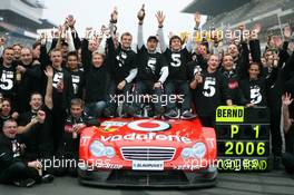 15.10.2006 Le Mans, France,  HWA AMG Mercedes, championship winning team, with Bernd Schneider (GER), AMG-Mercedes, new 2006 DTM champion - DTM 2006 at Le Mans Bugatti Circuit, France (Deutsche Tourenwagen Masters)