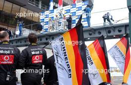 15.10.2006 Le Mans, France,  The victory podium being watched by Mercedes mechanics at ground level with special Schneider victory flags. - DTM 2006 at Le Mans Bugatti Circuit, France (Deutsche Tourenwagen Masters)