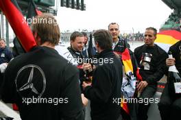 15.10.2006 Le Mans, France,  Axel Randolph (GER), Race Engineer of Mika Hakkinen, congratulates the mechanics of Bernd Schneider (GER), AMG-Mercedes, with the 2006 DTM championship - DTM 2006 at Le Mans Bugatti Circuit, France (Deutsche Tourenwagen Masters)