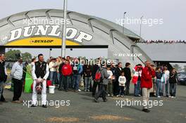 15.10.2006 Le Mans, France,  A lot of people were watching the races from along the trackside at the marhall posts. - DTM 2006 at Le Mans Bugatti Circuit, France (Deutsche Tourenwagen Masters)
