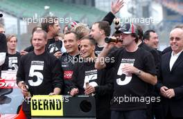 15.10.2006 Le Mans, France,  HWA mechanics happy with the championship win of Bernd Schneider (GER), AMG-Mercedes, AMG-Mercedes C-Klasse - DTM 2006 at Le Mans Bugatti Circuit, France (Deutsche Tourenwagen Masters)