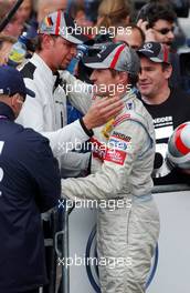 15.10.2006 Le Mans, France,  Bernd Schneider (GER), AMG-Mercedes, AMG-Mercedes C-Klasse (right) being congratulated by his race-engineer Markus Röhrig. - DTM 2006 at Le Mans Bugatti Circuit, France (Deutsche Tourenwagen Masters)