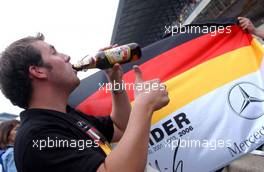 15.10.2006 Le Mans, France,  After the end of the race the HWA mechanics got presented a specially customed made beer bottle to commemorate Bernd Schneider (GER), AMG-Mercedes, AMG-Mercedes C-Klasse 5th DTM championship. - DTM 2006 at Le Mans Bugatti Circuit, France (Deutsche Tourenwagen Masters)