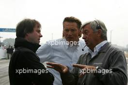 15.10.2006 Le Mans, France,  Roland Bruynseraede (BEL), Race Director DTM (right), talking with Gerhard Ungar (GER), Chief Designer AMG (left) and Hans-Jürgen Mattheis (GER), Team Manager HWA (center) - DTM 2006 at Le Mans Bugatti Circuit, France (Deutsche Tourenwagen Masters)