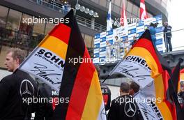 15.10.2006 Le Mans, France,  The podium ceremony with the mechanics at ground level with the special Schneider championship flags. - DTM 2006 at Le Mans Bugatti Circuit, France (Deutsche Tourenwagen Masters)