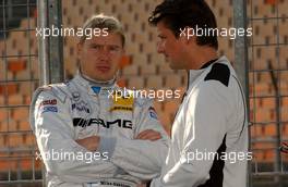 27.10.2006 Hockenheim, Germany,  (left) Mika Häkkinen (FIN), AMG-Mercedes, AMG-Mercedes C-Klasse talking to his race-engineer Axel Randolph (GER), Race Engineer of Mika Hakkinen. - DTM 2006 at Hockenheimring (Deutsche Tourenwagen Masters)