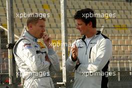 27.10.2006 Hockenheim, Germany,  Mika Häkkinen (FIN), AMG-Mercedes, Portrait, talking with his race engineer Axel Randolph (GER), Race Engineer of Mika Hakkinen - DTM 2006 at Hockenheimring (Deutsche Tourenwagen Masters)