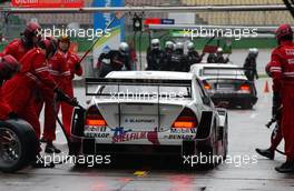 27.10.2006 Hockenheim, Germany,  Hectic and peace with the DTM mechanics in the pitlane during the free practice on Friday morning. - DTM 2006 at Hockenheimring (Deutsche Tourenwagen Masters)