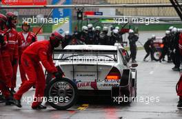 27.10.2006 Hockenheim, Germany,  Hectic and peace with the DTM mechanics in the pitlane during the free practice on Friday morning. - DTM 2006 at Hockenheimring (Deutsche Tourenwagen Masters)