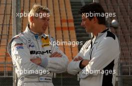 27.10.2006 Hockenheim, Germany,  (left) Mika Häkkinen (FIN), AMG-Mercedes, AMG-Mercedes C-Klasse talking to his race-engineer Axel Randolph (GER), Race Engineer of Mika Hakkinen. - DTM 2006 at Hockenheimring (Deutsche Tourenwagen Masters)