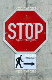27.10.2006 Hockenheim, Germany,  Direction sign for the pedestrians at the circuit. Although a bit confusing though when taken literally? - DTM 2006 at Hockenheimring (Deutsche Tourenwagen Masters)