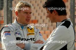 27.10.2006 Hockenheim, Germany,  Mika Häkkinen (FIN), AMG-Mercedes, Portrait, talking with his race engineer Axel Randolph (GER) - DTM 2006 at Hockenheimring (Deutsche Tourenwagen Masters)