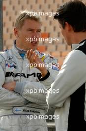 27.10.2006 Hockenheim, Germany,  Mika Häkkinen (FIN), AMG-Mercedes, Portrait, talking with  his race engineer Axel Randolph (GER), - DTM 2006 at Hockenheimring (Deutsche Tourenwagen Masters)