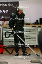 27.10.2006 Hockenheim, Germany,  Mercedes mechanic cleaning the garage with a vacuum cleaner. - DTM 2006 at Hockenheimring (Deutsche Tourenwagen Masters)