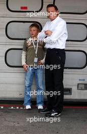 28.10.2006 Hockenheim, Germany,  (right) Hans-Jurgen Mattheis (GER), Team Manager HWA in the pitlane with his son. - DTM 2006 at Hockenheimring (Deutsche Tourenwagen Masters)