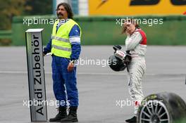 28.10.2006 Hockenheim, Germany,  Marshall with the rear wing of the car of Vanina Ickx (BEL), Team Midland, Audi A4 DTM (right) after her crash in free practice - DTM 2006 at Hockenheimring (Deutsche Tourenwagen Masters)