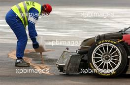 28.10.2006 Hockenheim, Germany,  A marshalls cleaning the fluids that came out of the car of Vanina Ickx (BEL), Team Midland, Audi A4 DTM, after her crash in the free practice - DTM 2006 at Hockenheimring (Deutsche Tourenwagen Masters)