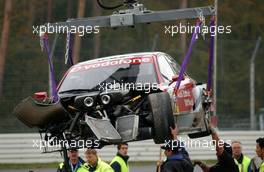 28.10.2006 Hockenheim, Germany,  The damaged car of Vanina Ickx (BEL), Team Midland, Audi A4 DTM, being lifted on a truck - DTM 2006 at Hockenheimring (Deutsche Tourenwagen Masters)