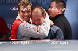 28.10.2006 Hockenheim, Germany,  (left) Timo Scheider (GER), Audi Sport Team Rosberg, Audi A4 DTM having some fun with his personal friend and mental coach in the pitbox before the training. - DTM 2006 at Hockenheimring (Deutsche Tourenwagen Masters)