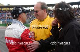 29.10.2006 Hockenheim, Germany,  Jean Alesi (FRA), Persson Motorsport AMG-Mercedes, AMG-Mercedes C-Klasse drove his very last DTM race at Hockenheim. Some emotional and farewell sayings at the startinggrid. A senior Dunlop mechanic is saying goodbey to him before the race. - DTM 2006 at Hockenheimring (Deutsche Tourenwagen Masters)