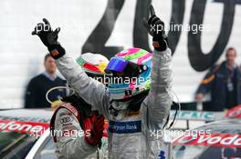 29.10.2006 Hockenheim, Germany,  Tom Kristensen (DNK), Audi Sport Team Abt Sportsline, congratulates race winner Bruno Spengler (CDN), AMG-Mercedes - DTM 2006 at Hockenheimring (Deutsche Tourenwagen Masters)