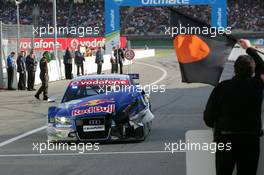29.10.2006 Hockenheim, Germany,  Mattias Ekström (SWE), Audi Sport Team Abt Sportsline, Audi A4 DTM, coming into the pits with a heavily damaged car, forcing him to retire - DTM 2006 at Hockenheimring (Deutsche Tourenwagen Masters)