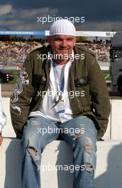 29.10.2006 Hockenheim, Germany,  The Austrian performer DJ ötzi was a VIP guest on the starting grid and he performed during the lunchbreak on the ARD podium. - DTM 2006 at Hockenheimring (Deutsche Tourenwagen Masters)