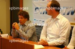 28.08.2006 Amsterdam, The Netherlands,  (left) David Endt, teammanager of Ajax. (right) Dutch journalist René de Boer. - DTM 2006 in Amsterdam, The Netherlands (Deutsche Tourenwagen Masters)