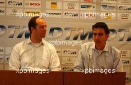 28.08.2006 Amsterdam, The Netherlands,  (left) Dutch journalist René de Boer and (right) Erik Weijers , event manager Circuit Zandvoort. - DTM 2006 in Amsterdam, The Netherlands (Deutsche Tourenwagen Masters)