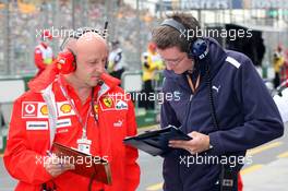 31.03.2006 Melbourne, Australia,  Ferrari and Williams swapping data - Formula 1 World Championship, Rd 3, Australian Grand Prix, Friday Practice