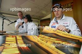 31.03.2006 Melbourne, Australia,  Christijan Albers (NDL) Midland MF1 Racing  signs autographs for the fans - Formula 1 World Championship, Rd 3, Australian Grand Prix, Friday Practice