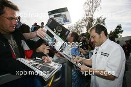 31.03.2006 Melbourne, Australia,  Jacques Villeneuve (CDN) BMW Sauber signs autographs - Formula 1 World Championship, Rd 3, Australian Grand Prix, Friday