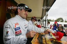 31.03.2006 Melbourne, Australia,  Markus Winkelhock (GER) Midland MF1 Racing signs autographs for the fans - Formula 1 World Championship, Rd 3, Australian Grand Prix, Friday