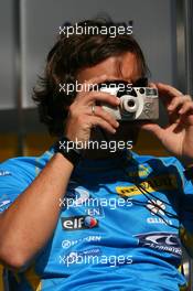30.03.2006 Melbourne, Australia,  Fernando Alonso (ESP), Renault F1 Team with a camera taking a picture - Formula 1 World Championship, Rd 3, Australian Grand Prix, Thursday