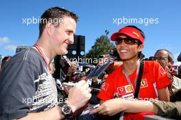 30.03.2006 Melbourne, Australia,  Ralf Schumacher (GER), Toyota Racing, with a fan - Formula 1 World Championship, Rd 3, Australian Grand Prix, Thursday
